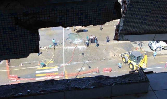 7 katlı binanın çatı katı ana isale hattı borusunun patlamasından böyle zarar gördü