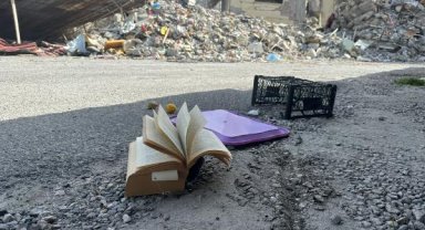 90 bine yakın kitabın olduğu sahaf dükkanı depremde yerle bir oldu