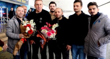 Abdullah Avcı'ya Trabzon'da çiçekli karşılama