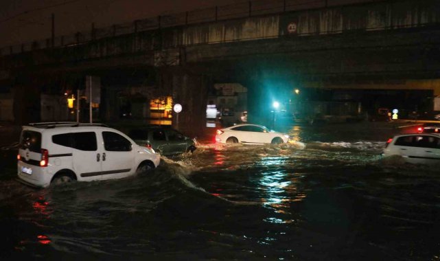 Adana'da gece bastıran sağanak yağış yolları göle çevirdi
