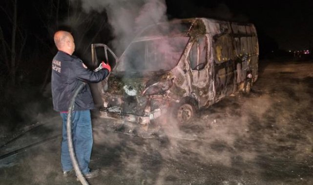 Adana'da motosikleti takip ederek silahlı saldırıda bulunan kişiler, kullandıkları aracı ateşe verip kaçtı