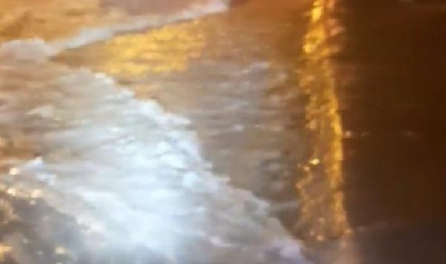 Adana'da sağanak nedeniyle yollar göle döndü
