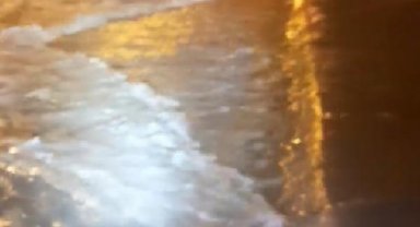 Adana'da sağanak nedeniyle yollar göle döndü