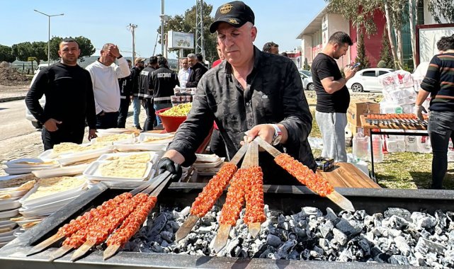 Adanalı kebapçı deprem bölgelerine giderek kebap yapıyor