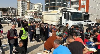 Adanalı kebapçıdan Adıyamanlı depremzedelere kebap ikramı