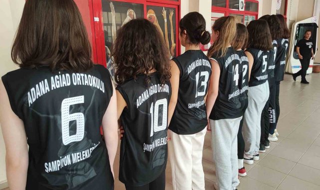 Adanalı sporcu öğrencilerin giydiği forma herkesi duygulandırdı