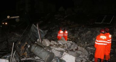 Adıyaman'da, ağır hasarlı 4 katlı bina çöktü