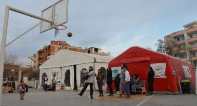 Adıyaman'da depremzede kadınlar, kendi acılarına rağmen yardım çalışmalarına katılıyor