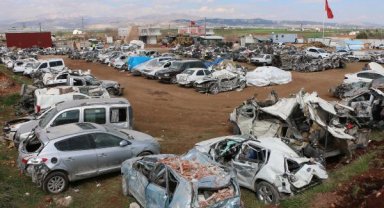 Adıyaman'da enkazdan çıkarılan araçlar yedieminde