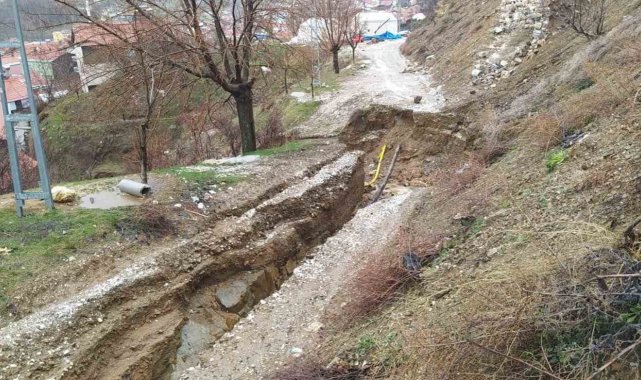 Adıyaman'da heyelan 1 iş makinesi ve otomobili yuttu