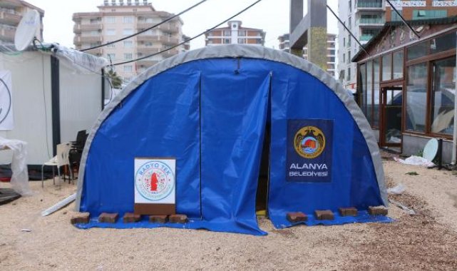 Adıyaman'da yerel radyo çadırda yayına başladı