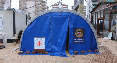 Adıyaman'da yerel radyo çadırda yayına başladı