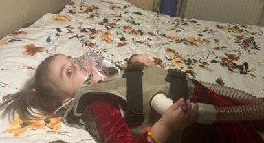 Adıyaman'dan İstanbul'a gelen depremzede aile SMA hastası kızları için yardım bekliyor