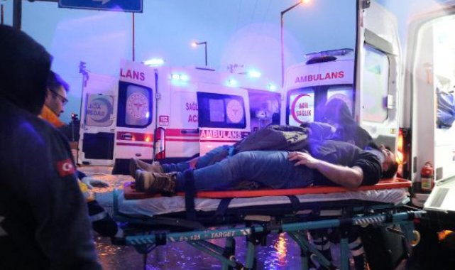 AFAD'ın minibüsü ile çarpışan otomobil ikiye bölündü: 1 ölü, 9 yaralı