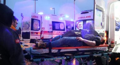 AFAD'ın minibüsü ile çarpışan otomobil ikiye bölündü: 1 ölü, 9 yaralı