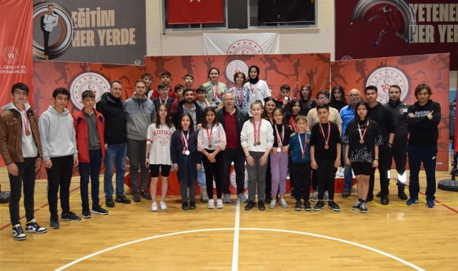 Afyonkarahisar'da badminton turnuvası tamamlandı