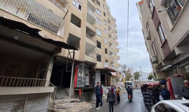 Ağır hasarlı binanın altında tehlikeli yaya ve araç trafiği: Artık uyuyamıyoruz