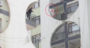 Ağır hasarlı Galeria Sitesi'nde ev sahipleri ve esnaf, eşyalarını çıkardı