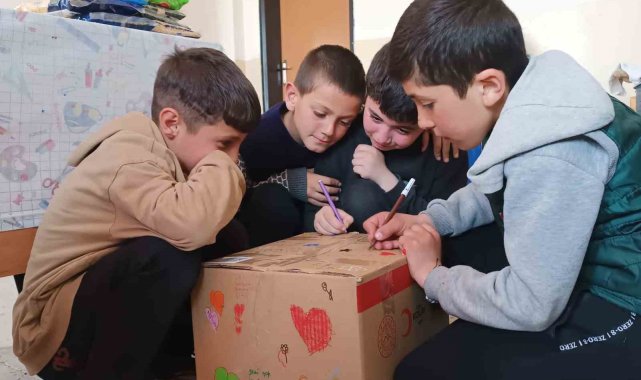 Ağrı'da öğrenciler kolileri iyilikle dolduruyor