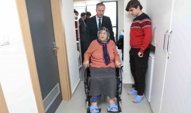Ağrı'da yaşlı depremzede kadına tekerlekli sandalye verildi