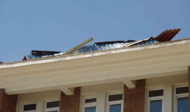 Ahlat'ta fırtına okul çatılarını uçurdu