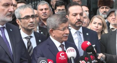 Ahmet Davutoğlu'ndan Meral Akşener'e geçmiş olsun ziyareti