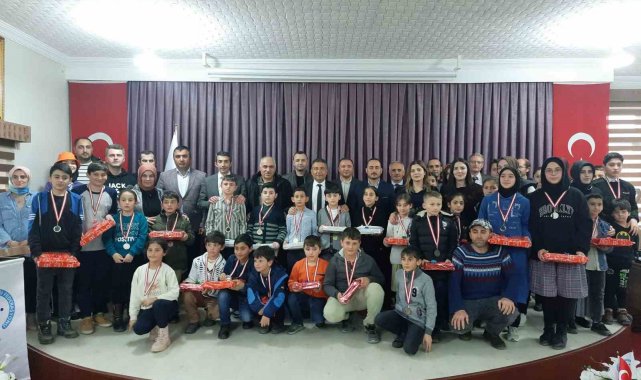 Akıl ve Zeka Oyunları Turnuvası'nda dereceye giren öğrenciler ödüllerine kavuştu