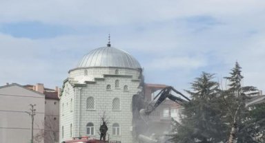 Aksaray'da, depremde hasar gören cami kontrollü yıkıldı