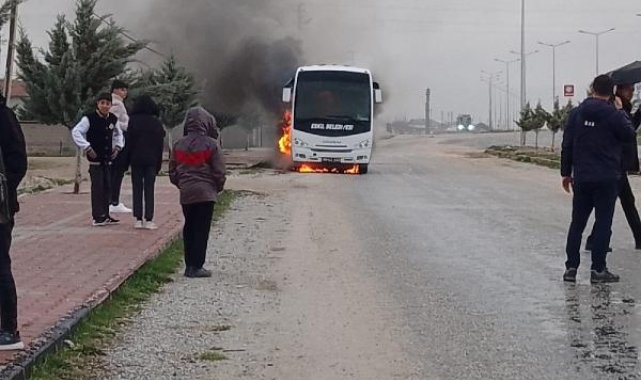 Aksaray'da öğrenci servis midibüsü yandı