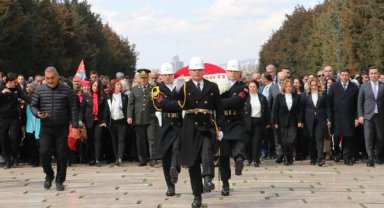 Akşener, kadınlarla Anıtkabir'i ziyaret etti