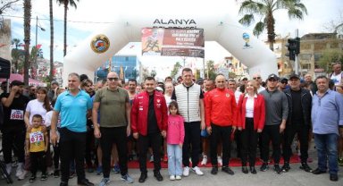 Alanya'da Atatürk Halk Koşusu ve Yarı Maratonu koşuldu