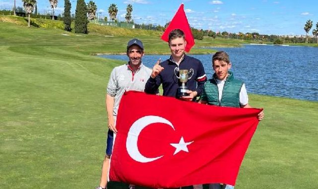 Ali Berk Berker, U18 Erkekler İspanya Golf Şampiyonası'nda kupaya uzandı