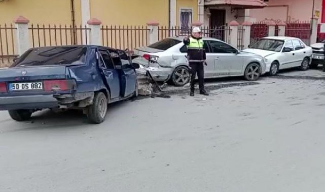 Alkollü sürücünün kullandığı otomobil, park halindeki araçlara çarptı