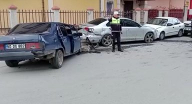 Alkollü sürücünün kullandığı otomobil, park halindeki araçlara çarptı