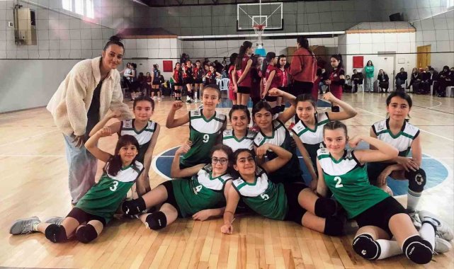Altınovalı Minik voleybolcular, namağlup şampiyon