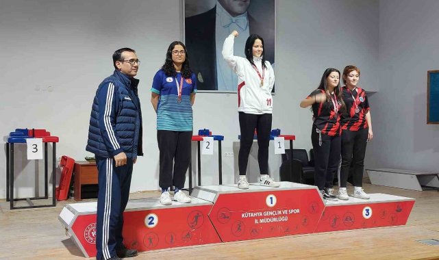 Altıntaş'ta lise öğrencilerinin bilek güreşi turnuvası başarısı