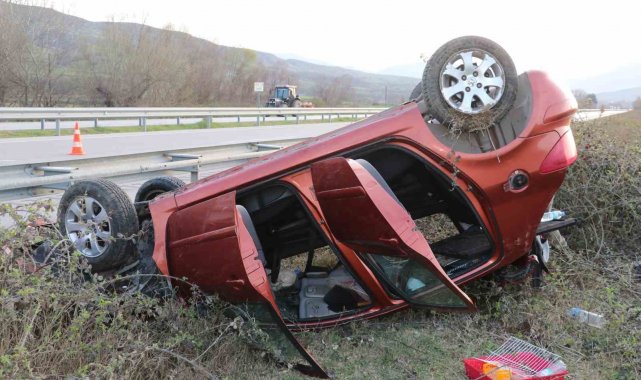 Amasya'da otomobil bariyere çarparak takla attı: 4 yaralı