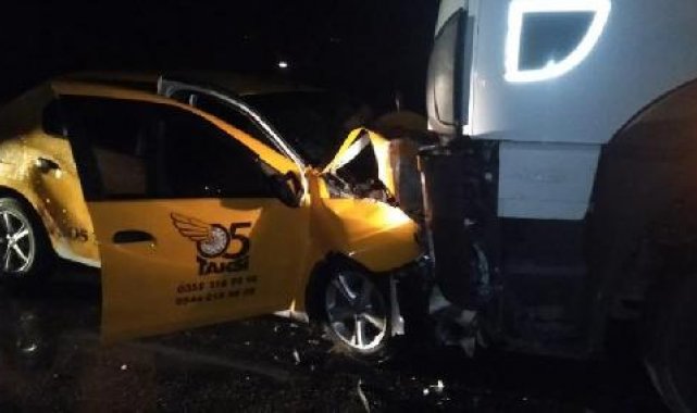 Amasya'da TIR'la çarpışan taksinin şoförü öldü, 4 yolcu yaralı