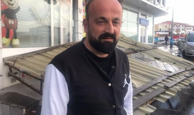 Ankara'da kuvvetli rüzgarın binanın çatısını uçurduğu anlar kamerada