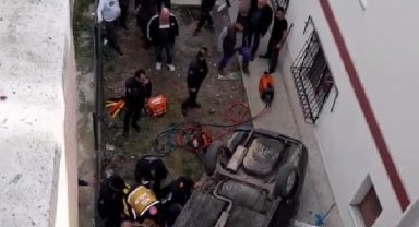 Ankara'da otomobil istinat duvarından düştü: 2 yaralı