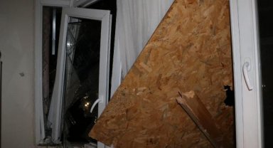 Ankara'da, rüzgarın uçurduğu çatıdan kopan parçalar yan bina ve araçlara isabet etti