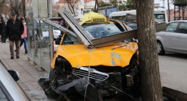 Ankara'da taksi, durağa daldı: 1'i ağır 6 yaralı