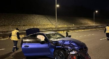 Ankara'da yarışan iki otomobilin sürücüsünün karıştığı kaza, araç kamerasına yansıdı