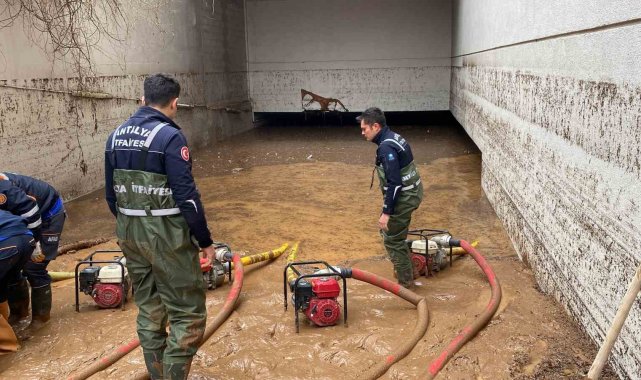 Antalya Büyükşehir Belediyesi Şanlıurfa'da su tahliye çalışmalarına destek veriyor