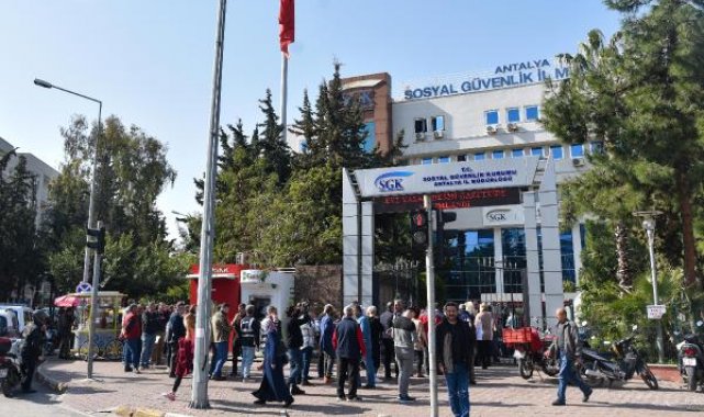 Antalya'da 2 saatte 1680 'EYT' başvurusu