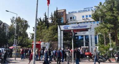 Antalya'da 2 saatte 1680 'EYT' başvurusu