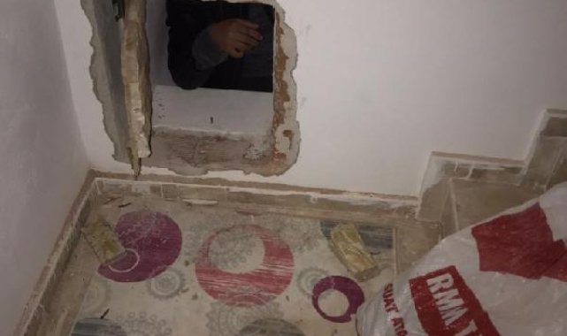Antalya'da farklı suçlardan aranan hükümlü, duvardaki gizli bölmede yakalandı