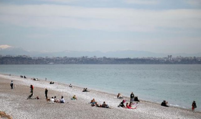 Antalya'da güneşli havayı görenler sahillere akın etti