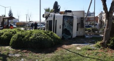 Antalya'da sebze meyve yüklü TIR devrildi