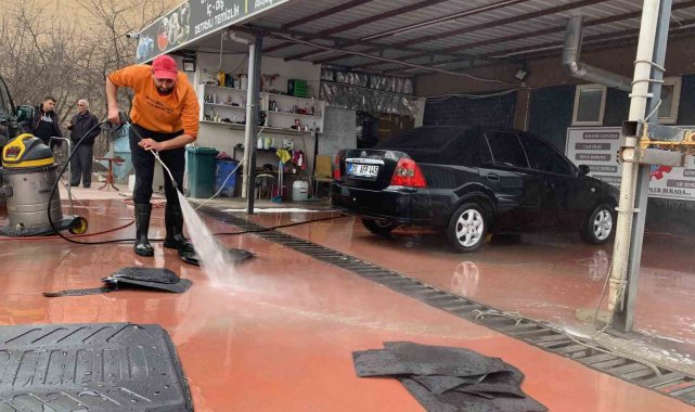 Araçlardaki depremin tozlu izlerini ücretsiz temizliyor
